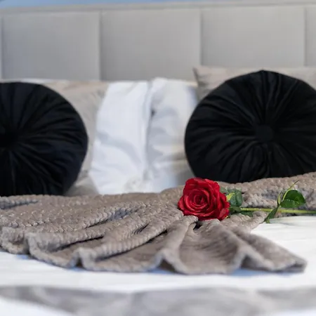 Pychowicka Prestigious Black&cashmere By Bookinghost *