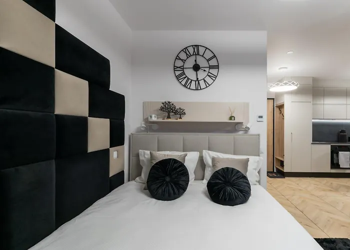 Pychowicka Prestigious Black&cashmere By Bookinghost