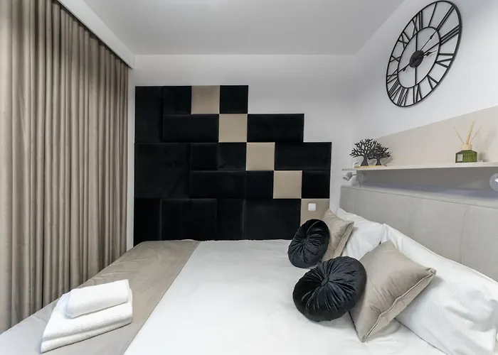 Pychowicka Prestigious Black&cashmere By Bookinghost *